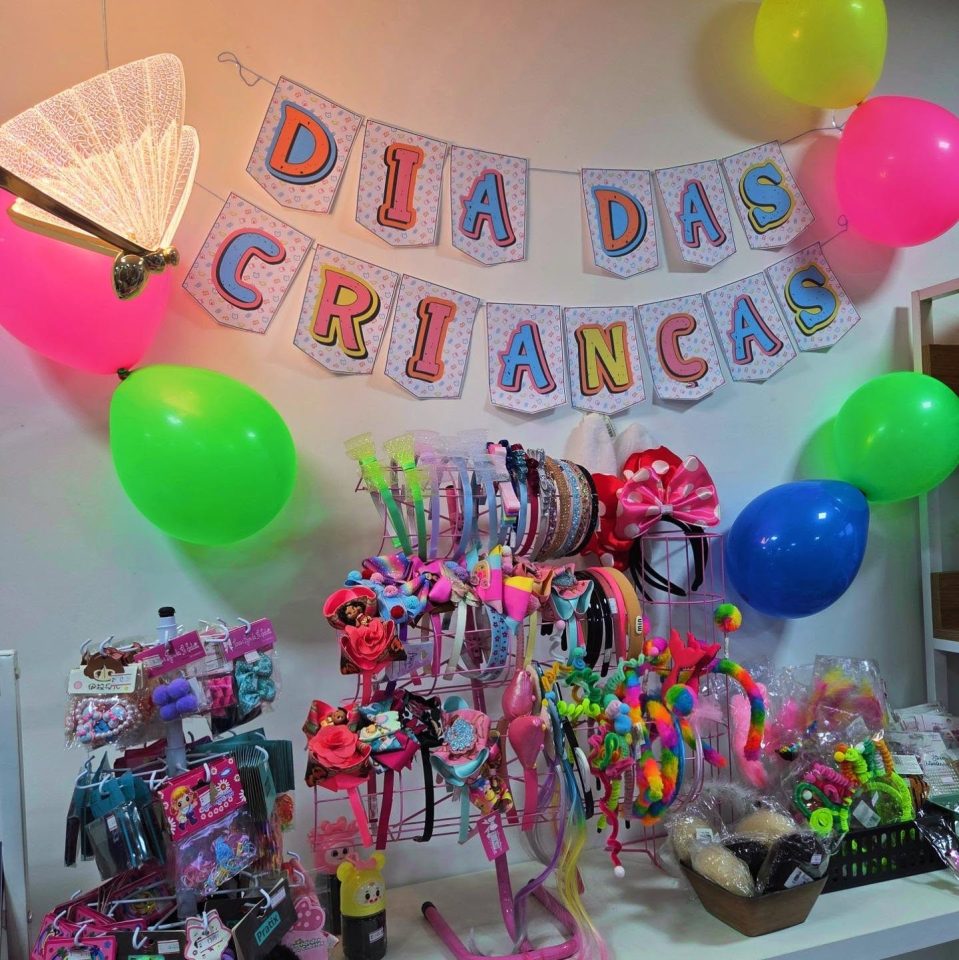 Cabelo maluco: tiaras e cores para uma ideia com personalidade — imagem publicada pela Mia