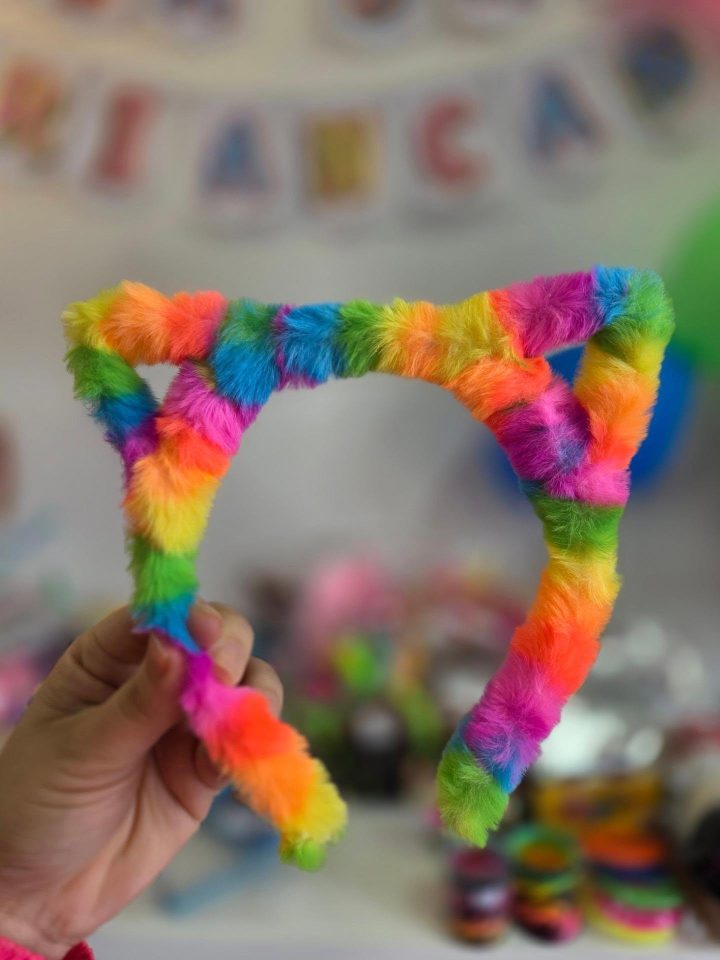 Cabelo maluco: tiaras e cores para uma ideia com personalidade — imagem publicada pela Mia