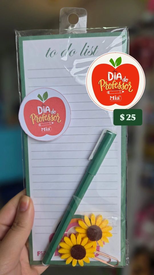 Kit verde com bloco escrito to do list, caneta e dois clips decorados com girassóis, em embalagem de Dia do Professor.