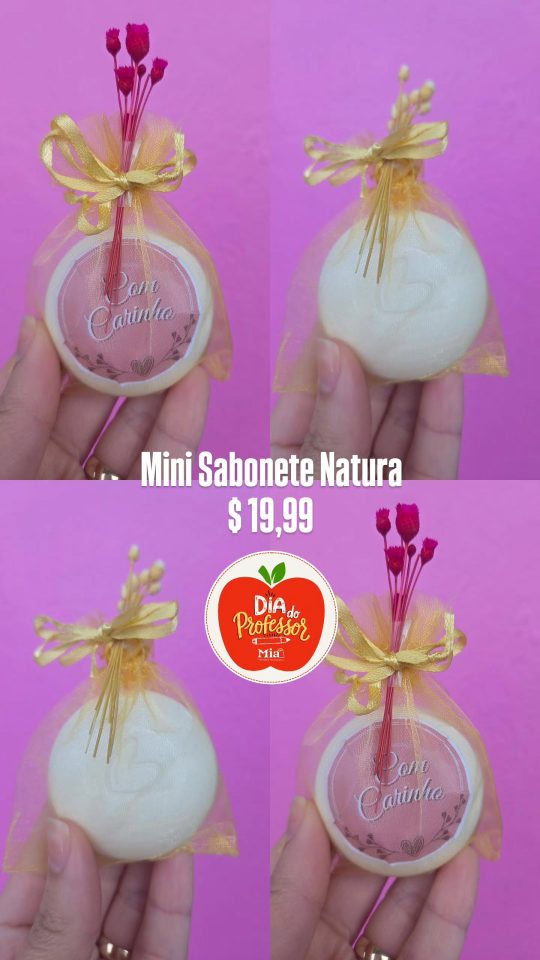 Mini sabonetes brancos apresentados pela Mia em saquinhos dourados com laços, raminhos decorativos e etiqueta Com Carinho para o Dia dos Professores.