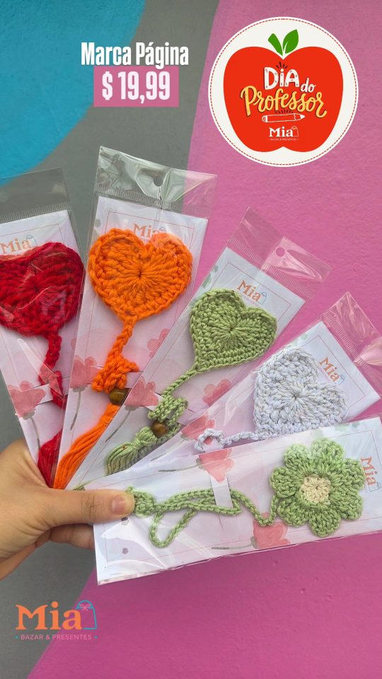 Marcadores de página de crochê com corações vermelho, laranja, verde e claro e uma flor verde, embalados individualmente com cartões da Mia para o Dia dos Professores.