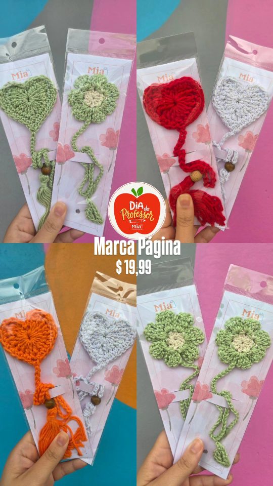 Montagem com marcadores de crochê em formato de coração e flor, cordões, contas e franjas em embalagens da Mia, com referência ao Dia dos Professores.